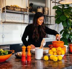 Дівчина з пастой